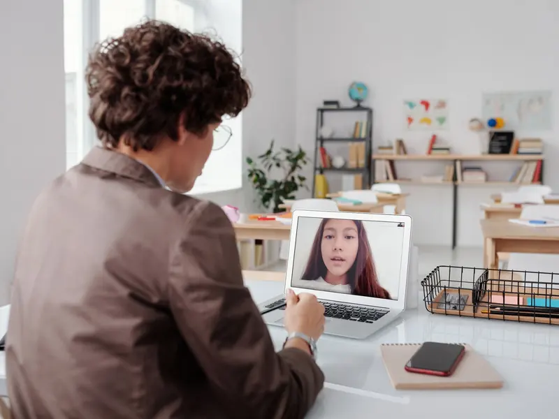 Persona viendo un video de capacitación en su portátil